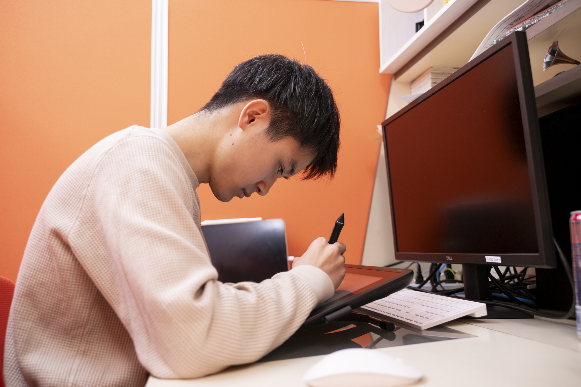 「形に残る仕事がしたい」生物系からアニメ業界へ転身、CompTownで掴んだ成長と、仲間と目指す世界の舞台 - アニメーター 安田 航平