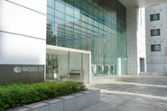 OpenFashionは表参道駅徒歩５分のワールド北青山ビルに入居し、通勤や周辺環境の利便性に優れています。ワールドグループの一員として、安定した経営基盤のもとで事業を展開。大手企業ならではの豊富なリソースや業界ネットワークを活用しながらも、少数精鋭でスピード感のある意思決定や柔軟な働き方ができる環境です。