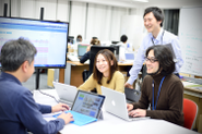 システム部は、20代～30代のメンバーが中心となり、革新的なサービスを生み出し続けています。システム部内のメンバーが講師となり、社内勉強会も開催しています。海外拠点より、世界のニーズや最新技術に触れることができます。