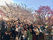 桜咲く社内では、定期的にBBQイベントやサウナイベントなども、開催します。地球を笑顔で満たすためには、まず、身近な人々が笑顔じゃないと！