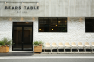 浅草の裏通りに佇むBEARS TABLE。