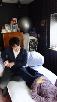 リハビリテーションを行っている間も、コミュニケーションは欠かせません。体調に気を配りながらケアしていきます。