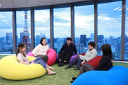 社員同士の会話が弾む、yogiboスペースもあり