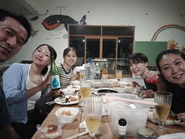 釜の飯を一緒に食べる仲間たち。一緒に働く仲間を知り、お互いを支えながら仕事をします。そのために一緒にご飯を食べたり、合宿なども行います。