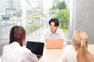 若手が活躍していて、社内はいつも明るく活気に溢れています！