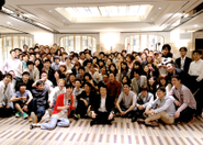 CPI 15 周年記念パーティーには全国からたくさんのお客様が来場されました。これはその時の記念写真。とてもにぎやかなイベントとなり、お客様との距離がぐっと近づきました。