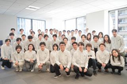 弊社メンバー。年齢、性別など別け隔てなく色んな人が働ける組織を目指しています。若いエンジニアチームがそれを体現しています。※写真撮影の為、マスクを外しています。