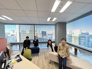 2月引っ越したばかりの開放的なオフィスです