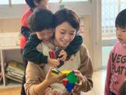 お子さまの興味から出発する保育「楽習保育®」で 学校・社会生活に必要な人として生きる力の基礎を育てます