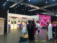 アニメでよく見る日本ならではの背景を用意しコスプレ撮影