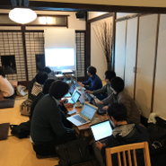 カフェ『こねくり家』での社内技術勉強会の様子。ITセミナーなども企画・開催しています。