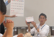 中途入社者研修で熱弁する宮﨑社長。社内研修に力を入れており、社長・社内スタッフ一体となって、中途・新卒の垣根なく人の成長を大事にしています。