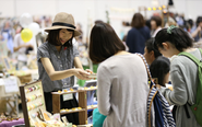 ハンドメイドマルシェはハンドメイド作家にとっての大切な発表の機会。自慢の作品を出店し、会場中で来場者との交流が生まれています。
