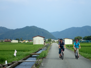 地元の方には「当たり前」の美しい里山をめぐり、国内外からのゲストに「飛騨暮らし」を垣間見てもらいます