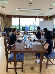 企画ミーティングの様子（研修会場を借りて）