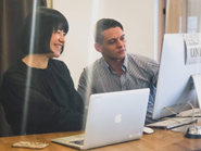 外国人講師と一緒に働くため、常に英語を使って仕事します。様々なバックグラウンドを持った社員と共に働けるグローバルな職場です。