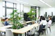オフィスは、窓が多く明るく居心地のよい環境です。
