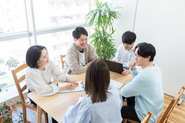 年齢や社歴、立場や所属など関係なく、全員が活発に意見交換をしながら、ミッションの実現に向けて必要な行動をとっています。
