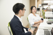 社内風景です。子育てをしているメンバーも多いです。全社員に週1～2回の在宅勤務ルールもあります。