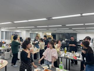 3ヶ月に1回行われる締め会。様々な職種がいるからこそ、オフラインで話す時間はお互いの理解の場になっています。