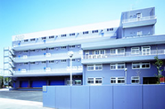 7万点を超える商品を扱う当社では、横浜本牧エリアに4階建・延床面積8,500m2超の流通センターを設け、多品種・高頻度物流を可能にしています。