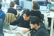オフィスの中においても、仕事をする場所は自分で自由に決めることができます。