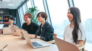 2022年4月には、フィロソフィーに共感した 過去最多「414名」の新卒社員が入社。社内は若い社員が多く、常にコミュニケーションを取り合っており、上司との距離も近いです。 年齢や性別に関わらず、より良いサービスを提供するために、意見やアイデアを交換し合える風通しのいい職場です。