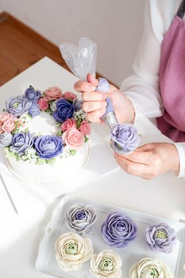繊細でリアルなお花を咲かせる『お花絞りパティシエ養成講座』