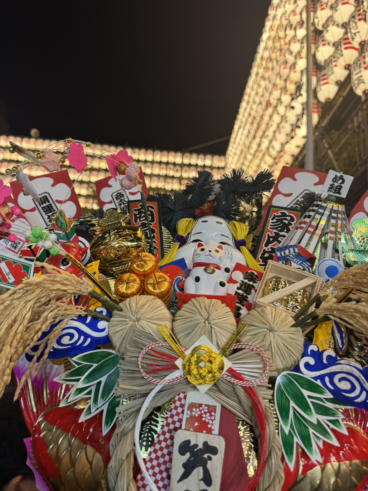 熊手とともに迎える未来。テトラとみなさまに、より豊かな一年が訪れますように。