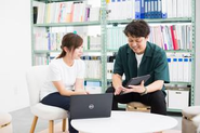 新入社員研修を行う教育担当者