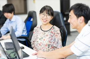 わからないことがあれば社員さんに聞いてその場ですぐに解決することができます。