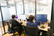 新規事業は既存事業で得る利益を原資としてまずは運営を開始しており、所謂スタートアップと比べると事業安定性は高いと思います。一方で人材や場所は分離していますので、新規事業に沿った人材のみで事業を行っていきます。