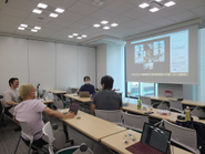 オンラインとオフラインを駆使してミーティングしている写真です。