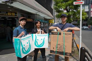 自社サーバーの組み立てで秋葉原へ。当社の若手メンバーです！