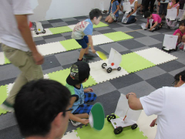 完成したらレースをして一緒に遊びます　