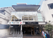 働く場所も、“ワクワク”できる環境で。 私たちの新社屋兼店舗は、トレンドとカルチャーの中心地・原宿にあります。 明るく開放的な空間で、クリエイティブで刺激に満ちた環境です。 感性を磨きながら、自分らしく働ける場所がここにあります。