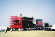 2000年、ロッキング・オンはイベントを始めました。『ROCK IN JAPAN FESTIVAL』は、初回は6万490人の動員でした。25周年となる2024年には蘇我とひたちなかの2会場で計10日間開催し、合計約48万人を動員しました。