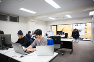 窓の大きな広々としたオフィス。技術書を備え付けエンジニアが100%の力を引き出せる最高の環境を提供します。