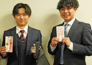 4月には新人営業対抗で売上1位を決めるイベントを開催。22年度の1位は高卒入社の松橋(写真中央)でした。