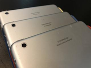 社員全員に支給されるiPad。カレンダーやメッセージで業務を共有します。背面には、各人が目指す姿を表現した文字を刻印。仕事でつまずいたとき、この文字を見て初心を思い出します。