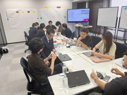 当社では、社員同士のコミュニケーションを大切にしており、活気あふれるオフィスです。コミュニケーションを通じて、チームワークを育みながら、刺激し合い、高め合える環境です。