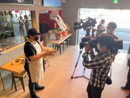 取材陣に囲まれる齋藤さん