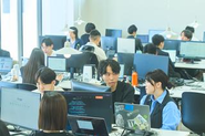 年代、性別、経歴さまざまなバックグラウンドに富んだ仲間がいます。