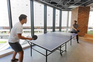 社内の卓球台で、全力で遊ぶ