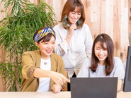 20代～30代の女性スタッフが中心となって活躍中。チーム内で気軽に相談できる雰囲気です。