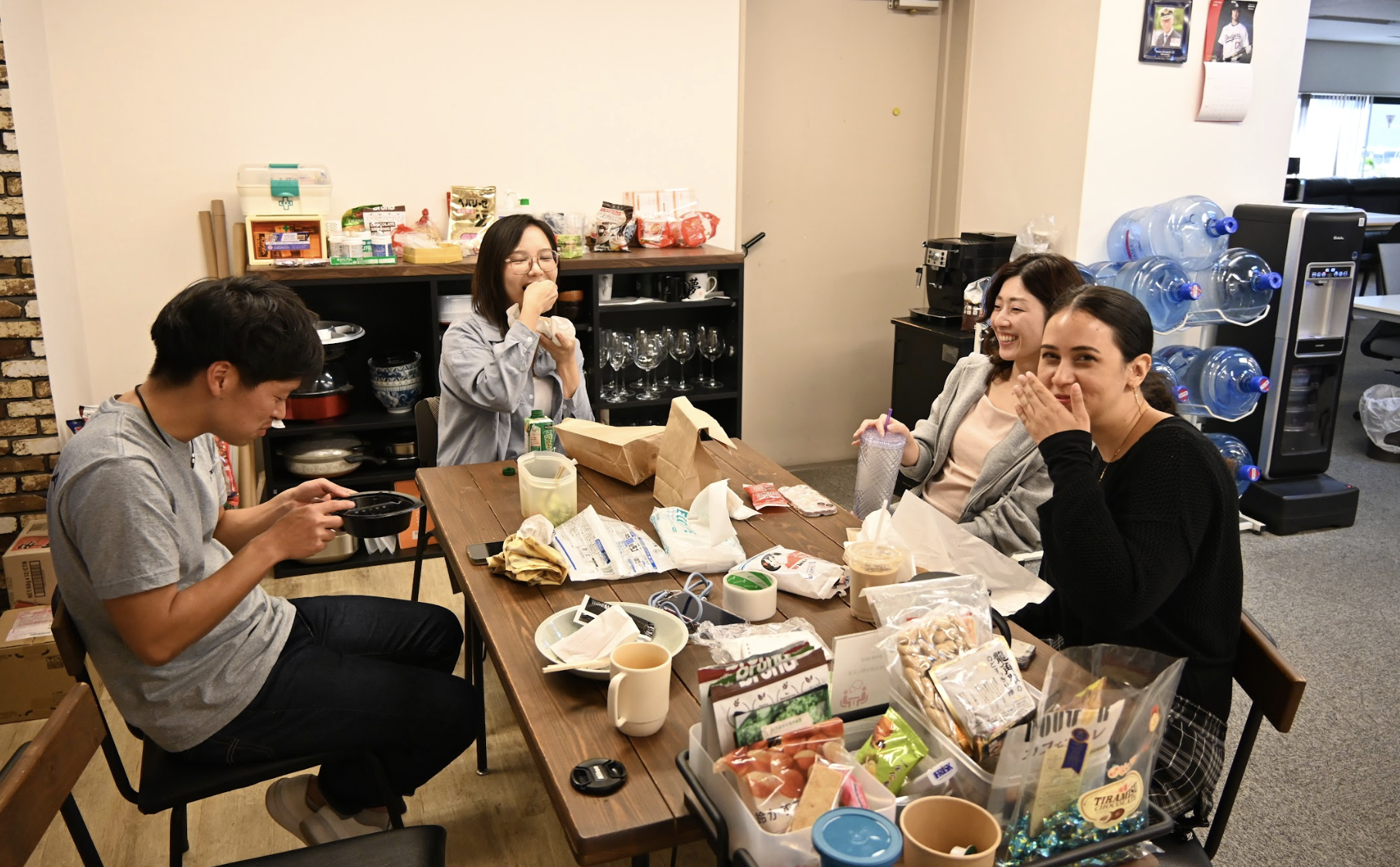 🪴 ヨガ部の瞑想から会社目標進捗の全社共有まで、カルチャーを育む私たちの「プレミアムフライデー」🎉