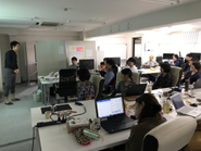 月1ミーティングの様子。全メンバーが意見を事業について真剣に話し合っています。