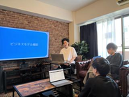 チームメンバーでのオフサイトミーティングの様子。先輩後輩、チームの垣根の関わりなく、悩み相談や事例共有が活発なチームです。