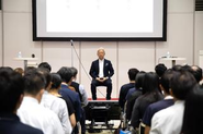 ファウンダーの島津がセミナー・研修に坐禅を取り入れて、参加者がしなやかな心を養えるようにトレーニングを実施している様子です。