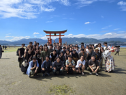 「みんなでリフレッシュ！社員旅行で深まる仲」普段は真剣に仕事に向き合うメンバーも、この日は全力で楽しむ時間！観光やアクティビティを通じて、気分をリフレッシュしながら自然とチームワークも深まります。仕事も遊びも本気で楽しむ、それがカルテットの文化です。